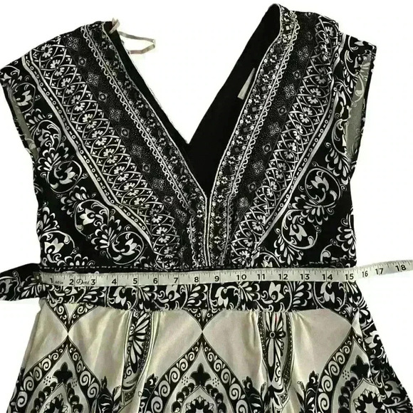 ECI NEW YORK LINED DRESS WITH BLACK AND SILVER EMBELLISHMENTS. Size 6 - Picture 10 of 10